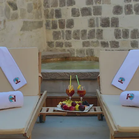 浦卡斯洞穴套房酒店